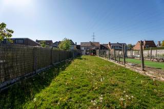 Op zoek naar een instapklare en energiezuinige woning in Deerlijk? Dan is dit precies wat je zoekt!<br />Deze woning is ideaal voor wie zorgeloos wil verhuizen naar een nieuwe thuis. <br /><br />TROEVEN:<br />* EPC B - zeer energiezuinig - lage energiekosten<br />* Zonnepanelen<br />* Regenwaterput van 5000l<br />* 2 badkamers<br />* Fietsenberging naast de woning<br />* 3 slaapkamers + 1 dressing (kan dienen als extra slaapkamer)<br />* Aangename tuin met buitenkeuken<br /><br />INDELING:<br />Je betreedt de woning via de inkomhal die toegang geeft tot de lichtrijke leefruimte. De leefruimte biedt voldoende ruimte om een speelruimte of werkruimte te voorzien. Aansluitend bevindt zich de hoogwaardig afgewerkte keuken (5 jaar oud) voorzien van alle courante toestellen. <br />Op het gelijkvloers bevindt zich verder nog een de eerste badkamer en een fietsberging te bereiken via een aparte ingang. <br />Op de eerste verdieping bevinden zicht twee ruime slaapkamers, een tweede badkamer en een dressing (ideaal als 3e slaapkamer). Via de vaste trap heb je toegang naar zolder die volledig is afgewerkt als slaapkamer. <br />Als extra bergruimte is er ook nog een praktische droge kelder aanwezig. <br /><br />De tuin is de parel van deze woning. Er is een aangenaam overdekt terras, een ruime buitenkeuken en een groot grasveld. <br /><br />*Deze prijs is een instelprijs. <br /><br />Klaar om deze woning te ontdekken? Plan snel je bezoek in en laat je verrassen door de ruimte en charme van deze woning!<br /><br /><br />UC: 20251024-0003697042-RES-1<br />REF.: LS/260354/TK