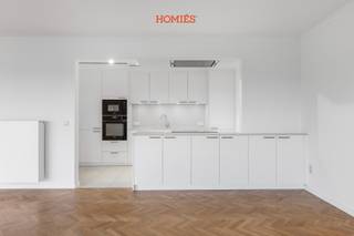 Met veel plezier stellen wij u dit zeer ruime en lichtrijke appartement voor, ideaal gelegen in het centrum van Leuven op het Albrechtplein, aan de Naamsestraat. Met 130 m² bewoonbare oppervlakte combineert het ruimte, comfort en uitzonderlijke energiezuinigheid (EPC A). Via de royale inkomhal met ingebouwde vestiaire kast en apart gastentoilet, komt u in de open leefruimte met grote raampartijen en aansluitende keuken.  Het westgerichte terras met zonneluifel vormt een heerlijke buitenplek om van de middag- en avondzon te genieten. Het appartement beschikt verder over twee volwaardige slaapkamers, een ruime berging/wasruimte en een badkamer met dubbele wastafel, ligbad, douche en een tweede toilet. Er is airco aanwezig en er zijn overal zonnescreens voorzien. Intussen zijn er ook nieuwe gordijnen gehangen in het appartement.Extra opbergruimte vindt u in de privatieve kelderberging. Optioneel kan een grote afgesloten garagebox gehuurd worden aan €185/maand. De huurprijs voor het appartement bedraagt €1.450 per maand; de gemeenschappelijke kosten zijn €150/maand, inclusief het onderhoud van airco en gasketel. De nutsvoorzieningen worden afgesloten op eigen naam. Het appartement is onmiddellijk beschikbaar. Kortom: een ideale thuisbasis in hartje Leuven. Contacteer ons voor meer info of een bezoek via info@homies.be.