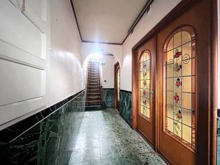 Mooi gelegen, Te renoveren Stadswoning met 3 SLPK én Tuin!Op zoek naar een ruime woning die u volledig naar eigen smaak kan renoveren? Deze gesloten...