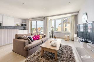 Bent u op zoek naar een ruim appartement met twee slaapkamers en een terras op wandelafstand van het strand en de zee? Dan is dit appartement in de Westlaan te Raversijde zeker het ontdekken waard. Het appartement is gelegen in een kleinschalige residentie zonder lift en biedt een bewoonbare oppervlakte van 87 m².<br /><br />Via de inkomhal bereikt u de ruime woonkamer, waar voldoende plaats is voor zowel een gezellige zithoek als een eetplaats. De open keuken sluit mooi aan op de leefruimte en vormt samen met de woonkamer een aangenaam en praktisch geheel. Vanuit de leefruimte krijgt u toegang tot het terras.<br /><br />Verder beschikt het appartement over twee slaapkamers, een badkamer en een afzonderlijk toilet.<br /><br />Een bijzondere troef is de zeer ruime privatieve buitenberging op het gelijkvloers. Deze biedt voldoende plaats voor fietsen, strandmateriaal en allerhande opslag.<br /><br />Het appartement werd gebouwd in 2004, heeft een EPC-score van 328 kWh/(m² jaar) en de elektrische installatie is conform tot 2029. Daarnaast zijn er geen syndicuskosten.<br /><br />De ligging in het rustige Raversijde vormt een mooie meerwaarde. Het strand en de zee bevinden zich vlakbij en ook het natuurdomein Atlantikwall Raversyde is vlot bereikbaar. Dankzij de nabijheid van de Kusttram geniet u bovendien van een goede verbinding richting het centrum van Oostende en de andere kustgemeenten.<br /><br />