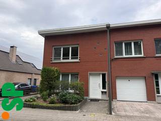 <p>GAppartement op de 1e verdieping te huur in Wilrijk.<br /><br />Dit verzorgd appartement bestaat uit een inkomhal met ingemaakte kasten, een ruime en lichtrijke leefruimte, twee slaapkamers, een volledig geïnstalleerde keuken, een badkamer met douche, lavabomeubel en aansluitingen voor wasmachine en droogkast, een apart toilet en een praktische berging.<br /><br />Een extra troef: er zijn geen gemeenschappelijke kosten.<br /><br />Het appartement is ideaal gelegen, vlak bij de A12 en Fort 7. Winkels, openbaar vervoer en andere voorzieningen bevinden zich op slechts 500 meter, waardoor u geniet van een vlotte bereikbaarheid en alle comfort binnen handbereik.<br /><br />EPC: 265 kWh/m²<br /><br />Meer info?<br />Contacteer het kantoor van IMMO SP in Antwerpen via info@immosp.be of 03 226 20 40.</p>