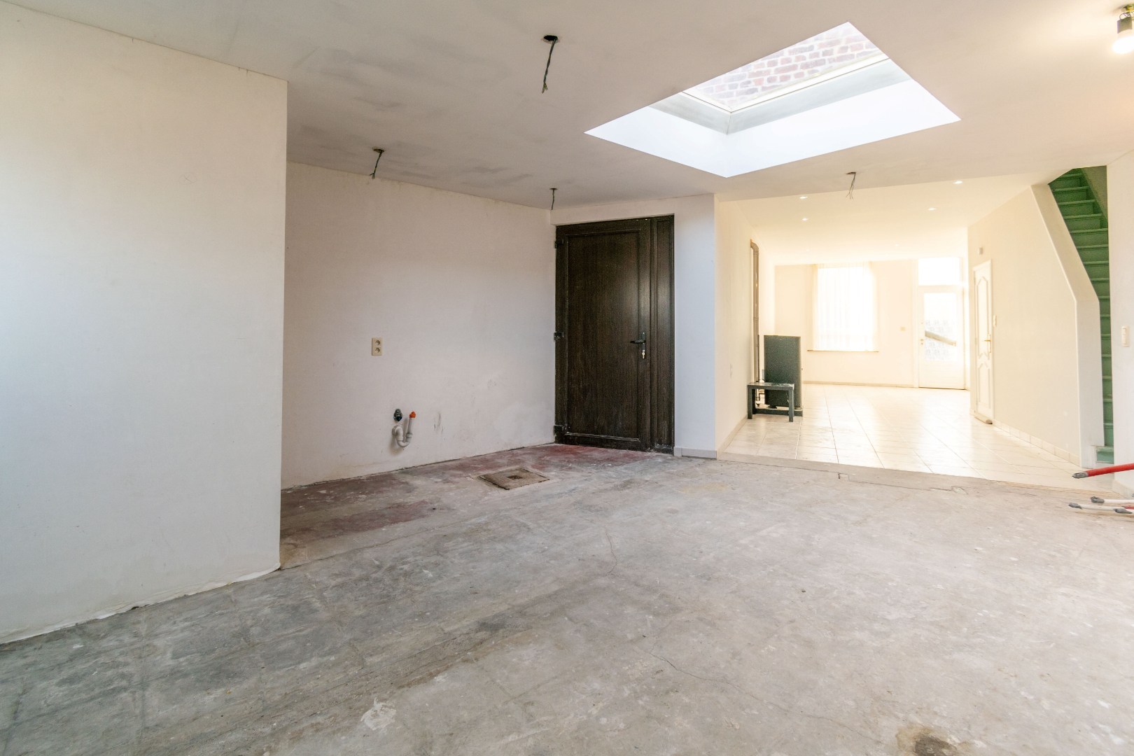 Een goed gelegen, verder af te werken rijwoning! - foto 5