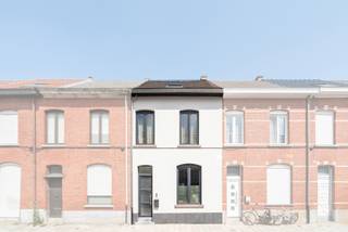 Volledig gerenoveerde rijwoning met stadstuin in Aalst<br />Deze instapklare woning combineert modern wooncomfort met de charme van een stadswoning. Gelegen in het centrum van Aalst, geniet je van alle voorzieningen op wandelafstand: winkels, scholen, horeca en openbaar vervoer.<br />De woning werd volledig gerenoveerd en beschikt over een ruime en lichtrijke leefruimte die in directe verbinding staat met de tuin. De mooie stadstuin is verrassend groot en vormt een oase van rust midden in de stad.<br />Indeling:<br />Gelijkvloers: inkomhal, bureel (mogelijkheid tot slaapkamer 4), toilet, gezellige woonkamer met veel lichtinval, moderne keuken, toegang tot de tuin.<br />Verdiep1 : slaapkamer en een moderne, stijlvol afgewerkte badkamer.<br />Verdiep2 : 2 slaapkamers<br />Troeven:<br />Volledig gerenoveerd – instapklaar<br />Grote stadstuin, uniek in het centrum<br />Moderne badkamer en kwaliteitsvolle afwerking<br />3 slaapkamers, met uitbreidingsmogelijkheid naar 4<br />Een ideale woning voor wie comfortabel wil wonen in de stad, mét een ruime tuin.<br />Zou u graag de nieuwe eigenaar worden van dit prachtige pand. Voor meer info www.hyboma.be of wenst u graag een bezoek ter plaatse contacteer dan Guy 0479/88 88 06 of Hyboma op 051 480 980!