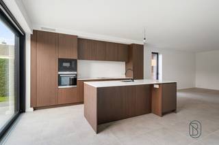 Energieneutrale luxewoningen te koop aan De Gavers – E-peil 0 (6% BTW mogelijk)
Ontdek deze 3 hoogwaardige nieuwbouwwoningen op een topligging nabij De Gavers. Deze energiezuinige parels combineren luxueuze afwerking, moderne architectuur en maximaal wooncomfort; ideaal voor wie toekomstgericht wil wonen.
Indeling
Bij het binnenkomen wordt u verwelkomd in een stijlvolle inkomhal met gastentoilet. De lichtrijke leefruimte met prachtig parket sluit naadloos aan op de volledig geïnstalleerde open keuken met kookeiland, uitgerust met Siemens-toestellen en een duurzaam composiet werkblad. Aansluitend vindt u een praktische berging.
Via de leefruimte heeft u toegang tot het aangelegd terras en de volledig omheinde tuin – perfect om in alle rust te genieten.
Op de verdieping bevinden zich:
Nachthal
3 ruime slaapkamers
Moderne badkamer met inloopdouche, ligbad en dubbele lavabo
Apart toilet
Troeven:
- E-peil 0 (energieneutraal wonen)
- 6% BTW mogelijk (onder voorwaarden)
- Geothermische warmtepomp (vloerverwarming & vloerkoeling)
- Zonnepanelen
- Regenwaterput van 20.000 liter
- Duurzame massieve houtbouw
- Instapklaar en tot in de puntjes afgewerkt
2 halfopen bebouwingen
1 gesloten bebouwing met uitweg achteraan
Interesse in deze unieke woonkans nabij natuur en voorzieningen?
Contacteer ons voor meer info of een bezoek via: emiel@immobeguin.be