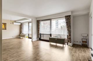 <p><strong>Breed en lichtrijk appartement op toplocatie aan het Rucaplein</strong></p>
<p>Dit aangename en brede appartement is gelegen op een gegeerde locatie aan het Rucaplein en biedt een comfortabele woonindeling met veel natuurlijk licht. De open leefruimte vormt het hart van het appartement en geniet van grote raampartijen die uitgeven op een ruim terras over de volledige breedte van het appartement, ideaal om volop te genieten van buitenruimte en licht.</p>
<p>Aansluitend bevindt zich de open keuken, praktisch ingericht en perfect geïntegreerd in de leefruimte. Verder beschikt het appartement over één volwaardige slaapkamer, een nette badkamer, een afzonderlijk toilet en een handige berging binnen het appartement. Extra opbergruimte is voorzien dankzij een private kelderberging.</p>
<p>Tot slot hoort er een autostaanplaats bij het appartement, verplicht aan te kopen aan €20.000, wat een absolute meerwaarde is op deze locatie.</p>
<p>Een ideaal appartement voor eigen bewoning of als investering, dankzij de uitstekende ligging, het brede terras en de functionele indeling.</p>
<p><strong>Troeven op een rij:</strong></p>
<p><b> -</b>Brede en lichtrijke leefruimte</p>
<p>- Goed EPC</p>
<p>- Private kelderberging</p>
<p>- Autostaanplaats (verplicht aan te kopen aan €20.000)</p>
<p>- Rustig gelegen aan het Rucaplein</p>
<p>Interesse? Neem gerust contact op voor meer informatie of een bezoek ter plaatse.<br /><br />Attesten (EPC, asbest, EK) zijn beschikbaar via onze website: https://jamar.immo/<br /><br />Wg, Vg, Vv, Gvkr, geen overstromingsgebied gebied, geen worg</p>