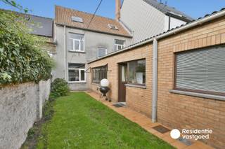 Deze ruime rijwoning in Gistel biedt heel wat mogelijkheden voor wie op zoek is naar een renovatieproject met karakter. Met een bewoonbare oppervlakte van maar liefst 193 m² beschikt de woning over ruime leefruimtes en een praktische indeling, waardoor er na renovatie heel wat mogelijkheden zijn om er een aangename gezinswoning van te maken.<br /><br />Op het gelijkvloers bevinden zich een ruime inkomhal, twee kamers die kunnen worden ingericht als bureau of slaapkamer, een royale leefruimte met zithoek en een keuken. Achteraan is er bovendien een ruime berging en toegang tot de buitenruimte. Op de eerste verdieping zijn drie volwaardige slaapkamers en een badkamer aanwezig. De grote zolderverdieping biedt daarnaast nog extra mogelijkheden voor wie bijkomende woon- of hobbyruimte wenst te creëren.<br /><br />Een ruime woning met een interessante ligging en vooral veel potentieel voor wie graag zelf de handen uit de mouwen steekt en een woning volledig naar eigen wensen wil vormgeven.<br />EPC: 569 kWh/m² - UC: 3767592 ~ Vg, Wg, Gvkr, Gvv, Gmo ~ Ref. MI24573