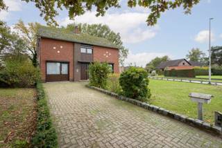 Deze woning gelegen op 7a94ca wordt samen verkocht met een perceel bouwgrond van 6a46ca voor open bebouwing!Woning:- Gebouwd in 1963- Gelijkvloers...