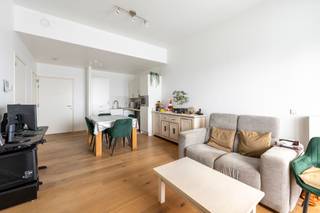 <h3>Instapklaar 1-slaapkamerappartement op de 19e verdieping met panoramisch uitzicht over Antwerpen – ideaal als investering</h3>
<p>Dit lichtrijke 1-slaapkamerappartement is gelegen op de 19e verdieping van een verzorgd gebouw in de Ellermansstraat 61, 2060 Antwerpen, in een bruisende en strategische stadsomgeving. Vlakbij AP Hogeschool, met openbaar vervoer voor de deur, stadsfietsen in de onmiddellijke omgeving en een vlotte verbinding naar de invalswegen.</p>
<p>Bij het betreden van het appartement kom je terecht in de ruime en lichtrijke leefruimte met grote raampartijen en een open, volledig uitgeruste keuken met plaats voor een eettafel. Vanuit de living heb je toegang tot het aangename, goed georiënteerde terras van ca. 15 m², waar je geniet van een fenomenaal uitzicht over Antwerpen.</p>
<p>Het appartement beschikt over één ruime slaapkamer en een comfortabele badkamer met inloopdouche, lavabo en toilet. Daarnaast is er voldoende opbergruimte in het appartement en hoort er ook een private kelderberging bij.</p>
<p>Het appartement is momenteel verhuurd, wat dit pand bijzonder interessant maakt als zorgeloze investering met onmiddellijk rendement.</p>
<p>Er is bovendien de mogelijkheid tot aankoop van een autostaanplaats aan €25.000.</p>
<h3>Troeven</h3>
<p>✔ EPC A<br />✔ Conforme elektrische keuring<br />✔ Instapklaar<br />✔ Momenteel verhuurd – onmiddellijk rendement<br />✔ Ruim terras met uniek uitzicht<br />✔ Uitstekende bereikbaarheid<br />✔ Private kelderberging</p>
<p>Een ideale opportuniteit voor investeerders of voor wie op termijn zelf wil wonen op een toplocatie in Antwerpen.<br />Interesse? Contacteer ons voor meer informatie.</p>