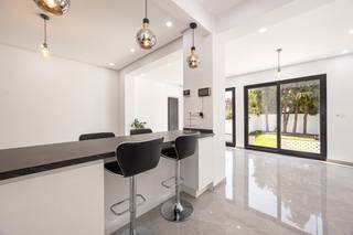 In de Zilvermeeuwstraat te Merksem bevindt zich deze volledig gerenoveerde en instapklare woning met een bewoonbare oppervlakte van circa 135 m². Dankzij het gunstige EPC-label B geniet u hier van een energiezuinige woonst die zowel comfort als modern woonplezier biedt.<br /><br />De lichtrijke leefruimte vormt samen met de open, moderne keuken met eettoog het hart van de woning. De keuken is uitgerust met kwalitatieve toestellen, waaronder een gasvuur, een AEG-oven en een AEG-vaatwasser, en biedt alle ruimte om gezellig te koken en te tafelen.<br /><br />Op de bovenverdieping bevinden zich drie volwaardige slaapkamers waarvan 1 toegang biedt tot een zonnig dakterras, en een badkamer die volledig is ingericht met hedendaags comfort. De woning beschikt bovendien over een kelder en een oprit met inpandige garage, wat zorgt voor veilig en gemakkelijk parkeren en de nodige extra bergruimte.<br /><br />Achteraan ligt een aangename tuin van ongeveer 90 m², een rustige plek waar u kan ontspannen, tuinieren of genieten van gezellige zomeravonden.<br /><br />De ligging van de woning is een absolute troef omdat het zich in een doodlopende straat zonder doorgaand verkeer bevindt, waardoor rust verzekerd is. Tegelijkertijd liggen alle noodzakelijke voorzieningen zoals winkels, scholen, openbaar vervoer en vlotte verbindingswegen richting Antwerpen en de omliggende gemeenten op korte afstand.<br /><br />Deze woning biedt een aangenaam geheel van ruimte, energiezuinigheid en een uitstekende ligging en vormt daarmee de ideale keuze voor wie op zoek is naar een instapklare gezinswoning in Merksem.<br /><br />Bij interesse bel 03 225 00 68 of mail naar laura@wellimmo.net