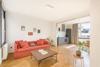 <p>EIGENTIJDS APPARTEMENT IN HARTJE ANTWERPEN</p><p>Dit volle potentieel zit vervat in een stijlvol 83m² appartement gelegen in een gewilde buurt van Antwerpen. Het pand beschikt over twee comfortabele slaapkamers, een praktisch ingedeelde badkamer en een ruime woonkeuken met open indeling.</p><p>De woonkeuken vormt het hart van het appartement en combineert functionaliteit met esthetica. Voorzien van grijze kasten, hedendaagse inbouwapparatuur en een stijlvolle zwarte werkblad. Grote raampartijen voorzien het vertrek van volop natuurlijk licht en bieden uitzicht op het stadspanorama van Antwerpen. De houten visgraatvloer loopt door in de woonkamer en geeft het geheel een warm, gezegd karakter.</p><p>De twee slaapkamers zijn beide voorzien van ramen die zorgen voor goede ventilatie en een aangename natuurlijke verlichting. Ze bieden voldoende ruimte voor een comfortabele inrichting. De twee-in-één-garderobesystemen en praktische opslagruimte zorgen voor optimale ordening.</p><p>De moderne badkamer beschikt over een ruime inloopdouche met grijze tegels, een stijlvol hangende wastafel en alle comfort die u verwacht in een eigentijds appartement.</p><p>Dit fijne woonpand combineert modern design met functioneel ruimtegebruik en biedt een aantrekkelijke levensstijl in het hart van Antwerpen. Dit pand bestaat uit 13 appartementen en 3 ateliers waarvan reeds 60 procent is verkocht! </p><p>Rechtstreeks te koop van eigenaar.<br />0456 83 87 68</p>