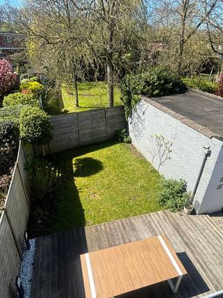 Charmante HOB op toplocatie in Elsdonk (Edegem)<br /><br />Deze halfopen bebouwing, gelegen in de gegeerde wijk Elsdonk te Edegem, biedt u een unieke combinatie van rust, comfort en bereikbaarheid.<br />De woning bevindt zich in een rustige, residentiële straat en geniet van een aangename, groene omgeving.<br /><br />Bij het betreden van de woning komt u binnen in de inkomhal met vestiaire en toegang tot het aparte gastentoilet met handenwasser. Daarnaast is er een droge kelder, ideaal als bergruimte en ingericht voor wasmachine, droogkast en diepvries.<br /><br />Het gelijkvloers omvat een lichtrijke leefruimte met zithoek en eetplaats, allen afgewerkt met massief eiken parket, die perfect aansluit op de open keuken. Dankzij de grote raampartijen (allemaal vernieuwd in 2024 - HR glas) geniet u hier van een overvloed aan natuurlijk licht en een aangenaam zicht op de voor- en achtertuin (Zuid-West).<br /><br />Op de eerste verdieping bevinden zich 2 ruime slaapkamers (15 m² &amp; 13 m²), een aparte bureauruimte en een badkamer uitgerust met een ligbad, dubbele lavabo en toilet. Zowel de slaapkamers, het bureau als de gang zijn net als beneden afgewerkt met massief vol eiken parket, wat een warme en tijdloze sfeer uitstraalt.<br /><br />Daarnaast beschikt de woning nog over een zolder die extra opslagmogelijkheden biedt. De lange oprit en zeer ruime garage zorgen bovendien voor voldoende parkeergelegenheid en extra opbergruimte.<br /><br />Buiten geniet u van een aangename ZW-georiënteerde tuin met zicht op groen, waardoor u ’s middags en ’s avonds volop van de zon kan genieten. Het is er heerlijk vertoeven in alle privacy, een perfecte plek om te ontspannen of gezellige momenten te delen met familie en vrienden.<br /><br />Interesse? Contacteer ons voor een bezoek!<br />KIJKDAGEN 18 en 19 april.<br /><br />jozefdeveusterstraat150@hotmail.com<br /><br />GEEN IMMO