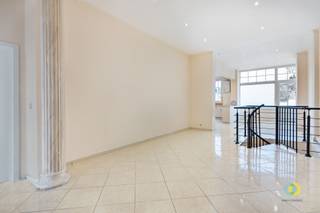 <p><span>Dit appartement is ideaal gelegen in het centrum van Vilvoorde, op wandelafstand van het station en met een uitstekende bereikbaarheid.  Het appartement beslaat het gelijkvloers van een kleinschalig gebouw met slechts drie units, zonder gemeenschappelijke lasten — een belangrijke meerwaarde voor zowel eigen bewoning als investering. In 2025 werd het appartement grondig gerenoveerd en het combineert vandaag een centrale ligging met hedendaags wooncomfort. Bovendien is het volledig conform de geldende wooncode en beschikt het over een gunstig EPC-attest (label B), wat garant staat voor een energiezuinige en zorgeloze investering. De indeling omvat een lichtrijke leefruimte met open keuken van in totaal 42,5 m², die uitkijkt op en toegang geeft tot de ruime buitenruimte met een terras van 60 m² en een tuin van 24 m² — ideaal om te genieten van zomerse barbecues of voor wie een huisdier heeft. Op het gelijkvloers bevindt zich tevens de eerste slaapkamer van 14,5 m². Vanuit de leefruimte leidt een inpandige trap naar de badkamer en een bureau. Op het entresol bevindt zich een tweede kamer die dienst kan doen als gastenkamer of bureau, gescheiden door de gemeenschappelijke trap. Daarnaast beschikt het appartement over een praktische polyvalente ruimte op de -1 verdieping van 54 m². Deze ruimte is momenteel opgedeeld in verschillende bergingen, maar kan volledig heringericht worden volgens eigen wensen en behoeften. Extra troef is de gemeenschappelijke fietsenberging.<br /><br /></span></p><p><span> </span></p><p><span> </span></p>