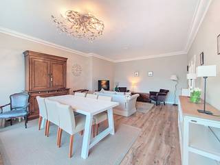 Bezoek inplannen? Graag per email: edegem@immopoint.be In een woonwijk, vlakbij het gekende park De Romeinse put, vinden we dit recent gezellige appartement met slaapkamers.<br /><br />INDELING<br />Ons appartement bevindt zich op de eerste verdieping, welke we bereiken via lift of trap. Via een veiligheidsdeur betreden we het appartement in de ruime inkomhal. Deze is voorzien van een ingemaakte vestiaire en toilet, met handenwasser.<br /><br />De ruime en lichte leefruimte geeft, door middel van een grote schuifraam, uit op het terras. Het terras loopt over de volledige breedte van het appartement en heeft zicht op het bruisende en groene Sint-Goriksplein.<br />De mooie keuken is volledig uitgerust met keramische kookplaat, dampkap, microgolfoven, oven, ijskast met vriesvak, 1,5 spoelbak en een vaatwasmachine.<br /><br />De eveneens grote slaapkamer biedt ook toegang tot het terras.<br /><br />De badkamer in 'welness-stijl' met mozaïk tegel, met inloopdouche, enkele lavabo + meubel en een ingemaakte kast waar we de condensatieketel en de aansluiting voor wasmachine en droogkast terugvinden.<br /><br />BIJZONDERHEDEN<br />Het appartement is uitgerust met een privatieve kelderberging. De kelderverdieping is ook te bereiken via de lift.<br />PVC schrijnwerk met dubbele beglazing, condensatieketel op gas. EPC label "A".<br />Mogelijkheid om bemebeubeld te huren met een opleg van € 50/maand.<br />Maandelijkse provisie €70: minuterie, voorschot water, poets van de gemene delen, onderhoud lift<br />3 maanden waarborg - PB: € 160 + BTW per partij - meteen beschikbaar.<br />Meer info: www.immopoint.be