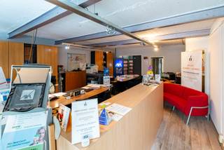 Dit kantoor/handelspand, gelegen aan de Oosterveldlaan 25 in Wilrijk, biedt een uitstekende kans voor ondernemers of vrije beroepers die op zoek zijn naar een pand met veel potentieel.<br /><br />De centrale ligging is een van de grootste troeven. Het kantoor bevindt zich in de onmiddellijke nabijheid van het Universitair Ziekenhuis Antwerpen (UZA) en over ZAS Augustinus waardoor het bijzonder geschikt is voor medische en paramedische beroepen, consultancy, administratieve diensten of andere professionele activiteiten die baat hebben bij een locatie in de buurt van een belangrijke zorgcampus. Daarnaast geniet u van een uitstekende bereikbaarheid via de A12, E19 en de Antwerpse Ring, met openbaar vervoer en diverse voorzieningen op wandelafstand.<br /><br />Het pand biedt een functionele basis die volledig kan worden gemoderniseerd en ingericht volgens uw specifieke behoeften. Sanitair en een keuken zijn reeds aanwezig. Vergeet ook de riante buitenruimte niet. <br /><br />Meer info of een bezoek? Neem vandaag nog contact op!