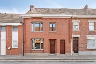 OP TE FRISSEN RUIME RIJWONING MET 4 SLAAPKAMERS IN HET CENTRUM VAN DESSELGEMOp te frissen woning met veel potentieel te koop in de Nieuwstraat in...
