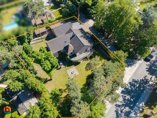 Op een uitstekende locatie in Keerbergen bevindt zich deze authentieke, energiezuinige villa met 4 slaapkamers, dubbele garage en aangelegde tuin op een perceel van 1503 m². U geniet hier van een groene omgeving, toch met een uitstekende bereikbaarheid richting diverse invalswegen en vlakbij het centrum van Keerbergen en Tremelo met winkels, eet-en drankgelegenheden, scholen en het openbaar vervoer op wandel- en fietsafstand. <br /><br />Benieuwd naar deze woning? Klik hier voor een eerste kennismaking met deze charmante villa. <br /><br />We betreden de woonst via de inkomhal met apart gastentoilet. De open leefruimte, die u kan inrichten met een gezellige zithoek en een aparte eetplaats, geniet van een fantastische lichtinval door de vele raampartijen. Van hieruit heeft u rechtstreeks toegang tot het terras en kan u genieten van een prachtig zicht over de volledig aangelegde en omheinde tuin. De open keuken is mooi geïntegreerd in het geheel en is voorzien van de meest kwalitatieve toestellen. Verder bevindt zich op dit verdiep nog een bureauruimte, een handige berging en de wasplaats. De nachthal op de eerste verdieping geeft toegang tot drie slaapkamers met elk een aparte dressing waarvan één met ensuite badkamer, uitgerust met dubbele lavabo, ligbad, inloopdouche en toilet. De twee andere slaapkamers delen een badkamer met dubbele lavabo, toilet en inloopdouche. Op de tweede verdieping bevindt zich nog een ruime vierde slaapkamer met dressing. <br /><br />In de sfeervolle tuin met meerdere terrassen kan u genieten van het mooie weer. Verder beschikt u over voldoende parkeermogelijkheden en is er nog een ruime dubbele garage met elektrische poorten aanwezig die plaats biedt aan 2 wagens en overigens ook veel extra opbergruimte voorziet.<br />De elektrische installatie is conform. <br /><br />Dit is een uitstekende opportuniteit als u op zoek bent naar een ruime villa met 4 slaapkamers en een fantastische tuin op een uitstekende locatie in Keerbergen. Contacteer ons voor meer informatie op 0479 13 63 69 of via info@boonstravastgoed.be<br /><br />Bijzonderheden:<br />- 4 slaapkamers<br />- Lichtrijke woning<br />- Perceel van 1503 m²<br />