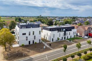 <span>Op een uitstekende ligging, vlakbij het centrum van Molenbeersel, bevindt zich dit instapklare appartement op de tweede verdieping van de recente Residentie Donker Lowieke (bouwjaar 2024). Dankzij de lift is het appartement vlot toegankelijk en geniet je van alle hedendaagse comfort in een kwalitatief afgewerkt gebouw.<br /><br />Het appartement is <strong>beschikbaar vanaf 1 september 2026.</strong><br /><strong>Huurprijs: </strong>€ 1.100,00 per maand (exclusief gemeenschappelijke kosten en verbruikskosten)<br /><strong>Gemeenschappelijke kosten: </strong>€ 100,00 per maand<br /><strong>Huurwaarborg: </strong>3 maanden huur (€ 3.300,00)<br /><br /><strong>Indeling</strong><br /><br />Met een bewoonbare oppervlakte van 111 m² biedt het appartement een ruime en praktische indeling. Via de privatieve inkomhal met gastentoilet bereik je, langs een stijlvolle stalen glazen deur, de lichtrijke leefruimte met open, volledig ingerichte keuken. Aansluitend bevindt zich het zuidgericht balkon van 6 m², waar je in alle rust van de zon kunt genieten.<br /><br />Verder beschikt het appartement over twee ruime slaapkamers, een verzorgde badkamer en twee praktische bergingen, waaronder een technische berging met aansluitingen voor een wasmachine en droogkast.<br /><br />In de ondergrondse parkeerkelder beschikt het appartement bovendien over een privatieve autostandplaats.<br /><br /><strong>Energie</strong><br /><br />Ook op vlak van energiezuinigheid scoort dit appartement bijzonder goed. Met een EPB-label A+ woon je hier uiterst energie-efficiënt dankzij vloerverwarming op een lucht-waterwarmtepomp, die bovendien ook kan koelen tijdens warme zomerdagen.<br /><br />Daarnaast dragen de HR-beglazing, de uitstekende isolatie, het ventilatiesysteem C+ en de drie privatieve zonnepanelen bij aan een laag energieverbruik en een hoog wooncomfort.</span><br /> 
