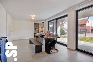 Prachtig gelegen en instapklaar hoekappartement van 94 m² met twee slaapkamers en een privaat tuintje met terras.<br /><br />Dit lichtrijke appartement verwelkomt je via een verzorgde inkomhal met vestiairekast en gastentoilet. Van hieruit kom je in de ruime leefruimte, waar de grote raampartijen zorgen voor een aangename lichtinval en een open, luchtig gevoel. De leefruimte sluit naadloos aan op de volledig uitgeruste keuken (10,2 m²), voorzien van kasten, dampkap, keramisch kookvuur, combi-oven, koelkast, vaatwasser en spoelbak. Vanuit de leefruimte (24,2 m²) heb je directe toegang tot het private tuintje met terras.<br /><br />Via de nachthal bereik je de twee slaapkamers (14,3 m² en 8,9 m²) en de moderne badkamer, uitgerust met een lavabomeubel en comfortabele inloopdouche.<br /><br />Daarnaast beschikt het appartement over een ondergrondse autostaanplaats, inbegrepen in de verkoopprijs, evenals een gemeenschappelijke fietsenstalling en een grote gemeenschappelijke tuin achteraan het gebouw. Alsook is er een lift aanwezig in het gebouw.<br /><br />Op vlak van comfort en energiezuinigheid scoort dit appartement bijzonder goed. De verwarming gebeurt via aardgas met vloerverwarming. Zonnepanelen zijn aanwezig, evenals automatische screens voor zonwering. Met een EPC-label A+ geniet je hier van een uiterst energiezuinige woonst.<br /><br />Kortom, een modern en energiezuinig hoekappartement dat comfort, licht en een aangename buitenruimte perfect combineert.<br /><br />Voor meer informatie of een bezoek ter plaatse, kan u contact opnemen met IMMO SP via 014 59 10 20 of mailen naar jill@immosp.be. Benieuwd naar de waarde van uw eigen woning? Vraag vrijblijvend een gratis verkoopanalyse aan – wij helpen u graag verder!