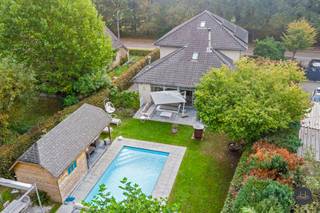 <div>
<div>
<div>
<div>
<div>
<div>
<p>Voor meer info van deze woning of een gratis waardebepaling van je eigen woning: 016 199 340 of jordi.broes@homixx.be.<br />Voor een volledige fotoreeks en de volledige tekst: www.homixx.be<br /><br />Deze prachtige imposante villa met zwembad bevindt zich op een ruim perceel van 1.285 m² in een rustige, groene omgeving.<br />De woning is gebouwd in 2004 en voorzien van een prachtig zwembad (2010) met warmtepomp (2022) en een poolhouse (2010).<br />De voorbije jaren werd deze zeer ruime woning zorgvuldig onderhouden en gerenoveerd. <br />Met een bewoonbare oppervlakte van +/- 219 m², 25 m² zolder en de poolhouse van een 22 m² biedt ze alle comfort voor een gezin dat ruimte, rust en energiezuinigheid weet te waarderen.</p>
<p>Binnenin verwelkomt de woning u met een ruime inkomhal en een lichtrijke leefruimte met grote raampartijen en een sfeervolle spekkachel/houtkachel, die warmte en gezelligheid biedt. <br />De volledig uitgeruste keuken van 2022 beschikt over moderne toestellen en een mooi keukeneiland en vormt het hart van de woning. <br />Daarnaast is er een praktijkruimte met aparte ingang die vroeger dienst deed als kinékabinet, maar ook ideaal is als kantoor of hobbyruimte. <br />Verder telt de woning vier slaapkamers, één badkamer met ligbad, inloopdouche, dubbele lavabo en maar liefst 4 wc's hetgeen voldoende plaats en praktisch comfort biedt voor het hele gezin.<br />De zolderruimte kan uitgebreid worden naar nog 1 extra slaapkamer.</p>
<p>De woning wordt verwarmd op stookolie via radiatoren, maar er is aardgas aanwezig in de straat, waardoor een eenvoudige overstap naar aardgas (of warmtepompen) mogelijk is.<br />Hierboven beschikt de woning over 18 zonnepanelen van 2023 met een vermogen van 6.000 Wp, waardoor u kunt genieten van een lager energieverbruik en een gunstig energiepeil. <br />Het EPC-label is een gunstige B met een score van slechts 196 kWh/m²/jaar. <br />De aluminium ramen zijn voorzien van HR-beglazing en zowel de zolder alsook het dak zijn beiden volledig geïsoleerd.<br />Een alarminstallatie geeft een gerust gemoed.</p>
<p>De royale tuin is een ware troef: een groene, onderhoudsvriendelijke oase met een zwembad, poolhouse, overdekt terras, douche en toilet, perfect om te ontspannen of gasten te ontvangen. <br />Op het perceel is er voldoende plaats om meerdere wagens te parkeren. <br />Verder beschikt de woning over een regenwaterput van 5.000 liter, een septische put, en alle nodige aansluitingen en vergunningen zijn in orde.</p>
<p>Deze woning is instapklaar, uitstekend onderhouden en combineert het beste van twee werelden: rustig wonen in het groen (achteraan agrarisch gebied) met moderne voorzieningen en energiezuinige technieken. <br />Een unieke kans voor wie op zoek is naar een kwaliteitsvolle woning met zwembad in een aangename en rustige omgeving.</p>
<p></p>
</div>
</div>
</div>
</div>
</div>
</div>