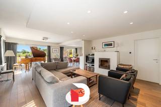 Vrijstaande woning gelegen te Sint-Kruis (Brugge), op een optimale uitvalsbasis richting Brugge & Damme en omgeving, en vlakbij winkels, openbaar vervoer, ontspanning, enz. Het eigendom is ingeplant op een perceel van maar liefst 1.149m², en beschikt over een fraaie tuin dewelke zicht biedt op de mooie en open agrarische omgeving. <br /><br />De volledig instapklare woning beschikt enerzijds over een ruime inkomhal, een lichtrijke L-vormige leefruimte met zitgedeelte en eetplaats, een grote keuken met inbouwtoestellen en bijkeuken, 5 ruime slaapkamers, een badkamer (met bad en douche), een dressingruimte en zolder. Naast de woning is er ook een grote oprit, dewelke uitgeeft op een zeer praktisch garagebouw van ca. 30m² groot.<br /><br />Daarnaast is er op het gelijkvloers ook een kantoor-/praktijkgedeelte met aparte inkom, wat de woning ideaal maakt voor een combinatie van wonen & werken. <br /><br />Daarenboven bevindt zich aan de rechterzijde op het gelijkvloers een extra woon-eenheid, dewelke ingericht is als een (volledig instapklaar) 1slk-appartement, waardoor dit eigendom ook in aanmerking komt als kangoeroewoning, of als eventuele extra professionele ruimte, ontspanningsruimte, enz. <br /><br />Kortom: Een bijzonder veelzijdige en verrassend ruime woning die ook ruimte biedt voor professionele activiteiten, kangoeroewoning en/of ontspanningsmogelijkheden, en met een ruime tuin met prachtige zichten op de landelijke omgeving, en dit alles op een bijzonder goede uitvalsbasis nabij Brugge.