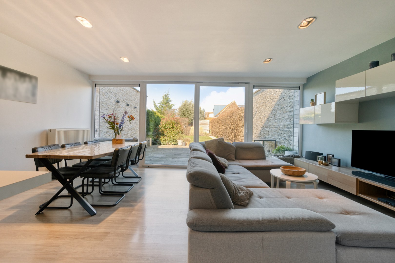 Instapklare woning met 5 slaapkamers garage en tuin! - foto 3