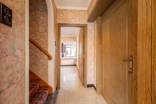 <p><strong>HALFOPEN WONING MET GARAGE OP 464M² OP TOPLIGGING IN DENTERGEM</strong></p><p><span>Ben je op zoek naar een centraal gelegen halfopen woning met uiterst rustige ligging en landelijke verzichten? Dan is dit je kans!</span><br /><span>Deze halfopen woning is gelegen in de Kapittelstraat 26 (zijstraat van de Gottemstraat) en geniet een uiterst rustige ligging, doch dicht bij bakker, slager, school, bibliotheek, winkels en invalswegen.</span><br /><span>Zowel vooraan als achteraan kan men het perceel bereiken en geniet men van een prachtig landelijk zicht. Isoleer de daken van deze woning en voldoe alvast aan de verplichte D-score. </span></p><p><span><strong>INDELING: </strong></span><br /><span>We komen binnen in de inkomhal die rechtstreeks toegang biedt tot zit-en eetplaats. De leefruimtes hebben grote raampartijen die voor veel natuurlijk lichtinval en een mooi zicht zorgen. De leefruimte vooraan is ideaal voor een vrij beroep of thuiskantoor.</span><br /><span>Via de leefruimte achteraan komen we terecht in de keuken (kookplaat | dampkap | spoelbak) met aansluitend de veranda en badkamer (bad | toilet | lavabo met meubel)</span><br /><span>Tot slot hebben we via de leefruimte eveneens toegang naar de droge kelder. </span><br /><span>Op het eerste verdiep is er een overloop naar 3 slaapkamers. </span><br /><span>Ook het tweede verdiep is toegankelijk via vaste trap en geniet alvast 1 slaapkamer en een zolderkamer.</span><br /><span>Rondom de woning is er een grote tuin met garage en tuinhuis die zowel vooraan als achteraan toegankelijk zijn.</span></p><p><span><strong>TROEVEN: </strong></span><br /><span>- TOPLIGGING</span><br /><span>- TOEGANKELIJK VOOR-ALS ACHTERAAN</span><br /><span>- 4 SLAAPKAMERS</span><br /><span>- GARAGE</span></p>
