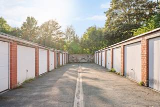 <strong>Instapklare en energiezuinige gezinswoning met 3 slaapkamers, garage en zonnige stadstuin nabij het centrum van Menen</strong><br /><br />Bent u op zoek naar een instapklare gezinswoning waar u zonder renovatiewerken meteen uw intrek kunt nemen?<br />Dan is deze verzorgde woning met 3 volwaardige slaapkamers, garage, energiezuinig EPC-label C en een gunstige ligging nabij het centrum van Menen beslist een bezoek waard.<br /><br />Bij het betreden van de woning komt u terecht in een verzorgde inkomhal met een apart gastentoilet. De ruime en lichtrijke leefruimte, bestaande uit een gezellige zithoek en eetplaats, vormt het hart van de woning en biedt alle comfort voor het dagelijkse gezinsleven. Verder beschikt de woning over een droge en functionele kelder, een praktische tussenruimte met wasplaats en een volledig geïnstalleerde hoekkeuken.<br /><br />Aansluitend geniet u van een recent aangelegd terras en een onderhoudsvriendelijke stadstuin waar u in alle rust en privacy kunt ontspannen.<br />Achteraan bevindt zich bovendien een handig tuinhuis voor extra bergruimte.<br /><br />Op de eerste verdieping bevinden zich de nachthal, twee volwaardige slaapkamers en een verzorgde badkamer uitgerust met een nieuwe douche, ligbad, enkele wastafel en toilet.<br />Via een vaste trap bereikt u de tweede verdieping, waar zich een derde volwaardige slaapkamer bevindt.<br /><br /><strong>Een absolute meerwaarde is de garage</strong>, gelegen schuin tegenover de woning, waardoor u steeds over een veilige parkeerplaats of extra opslagruimte beschikt.<br /><br />Dankzij het energiezuinige EPC-label C, de verzorgde staat van onderhoud en de afwezigheid van onmiddellijke renovatieverplichtingen is deze woning bijzonder geschikt voor wie comfortabel en zorgeloos wil wonen.<br /><br />De ligging vormt een extra troef. De woning bevindt zich op korte afstand van het centrum van Menen, scholen, winkels en openbaar vervoer.<br />Bovendien geniet u van een vlotte verbinding naar de belangrijkste invalswegen en de autosnelweg, wat zorgt voor een uitstekende bereikbaarheid.<br /><br />Kortom, een instapklare en energiezuinige gezinswoning met garage, 3 slaapkamers en een aangename tuin op een centrale ligging. Een ideale thuis voor wie op zoek is naar comfort, ruimte en een uitstekende bereikbaarheid.<br /><br />EPC 297 kWh/m2 - UC2274012<br /><br />+ Instapklare gezinswoning met garage<br />+ Nieuwe gasketel sinds 2025 waardoor het EPC kerngetal nog lager zou moeten zijn<br />+ Nieuw geplaatste douche (september 2026)<br />+ HR+ beglazing en rolluiken<br />+ Geïnstalleerd alarmsysteem<br />+ Dak volledig vernieuwd in 2016<br /><br /><strong>BEZOEK- EN BIEDMOMENT ZATERDAG 17 OKTOBER 2026 van 14u tem 16u (mits afspraak)</strong><br /><br />KOOP DEZE WONING RECHTSTREEKS VAN DE EIGENAAR!<br /><br />0471/24.33.06<br /><br />DEZE WONING WORDT VERKOCHT ZONDER VASTGOEDMAKELAAR!<br /><br />Ook beslist om uw eigendom te verkopen? Bespaar de makelaar dankzij onze reeds bewezen succesformule.