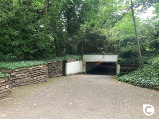 <p><span>Ondergrondse garagebox met afstandsbediening te Fruithoflaan! </span></p><p><span>Deze garagebox werd recent opgewaardeerd, is centraal gelegen en beschikt over een automatische poort met afstandsbediening. </span></p><p><span>Dit ondergrondse garagecomplex telt 3 toegangen met badgesysteem en camerabewaking, waarvan 2 via de Fruithoflaan, de derde situeert zich op de Roderveldlaan. </span></p><p><span>De garagebox is onmiddellijk beschikbaar!</span></p><p><span> </span></p><p><span>Afmetingen:</span></p><p><span>Diepte: 5,95m </span></p><p><span>Breedte: 3m</span></p><p><span>Hoogte: 2,02m</span></p><p><span> </span></p>