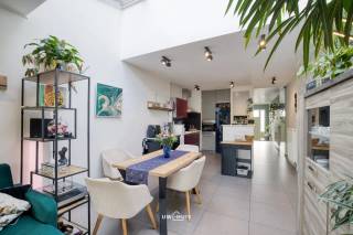 Deze instapklare en trendy woning uit 2004 bevindt zich op een uitstekende locatie in het centrum van Temse, op wandelafstand van winkels, openbaar vervoer, restaurants en scholen. De woning combineert een aangename, moderne uitstraling met een praktische indeling en geniet doorheen de dag van bijzonder veel natuurlijke lichtinval.<br /><br />De gezellige leefruimte staat rechtstreeks in verbinding met de tuin en vormt samen met de geïnstalleerde open keuken het hart van de woning. Dankzij de lichtstraat geniet de keuken van extra veel daglicht en ontstaat er een aangename, open leefomgeving. Vanuit de leefruimte heb je een mooi zicht op de verzorgde siertuin, het gezellige terras en het tuinhuis.<br /><br />De woning beschikt over drie mooie slaapkamers, een badkamer met ligbad en twee toiletten. Daarnaast is er voldoende opbergruimte voorzien, wat zorgt voor extra praktisch wooncomfort. Ook aan fietsen is gedacht dankzij de aanwezige fietsenberging.<br /><br />De woning werd gebouwd in 2004 en beschikt over een volledig conforme elektrische installatie. De aanwezigheid van zonnepanelen in combinatie met een batterij vormt bovendien een mooie troef op vlak van energiezuinigheid.<br /><br />Een bijzonder aangename woning op een topligging, met veel licht, drie slaapkamers, een gezellige tuin en tal van hedendaagse comfortelementen. Een instapklare topwoning die binnen haar prijscategorie absoluut het ontdekken waard is.