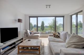 Ruim appartement op het eerste verdiep met 3 slaapkamers. Dit 2-slaapkamerappartement van 2013, gelegen op een rustige groene site is op zoek naar...
