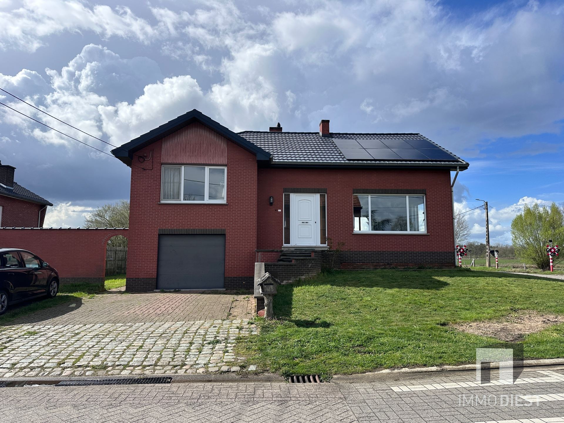 Woning met 3 slaapkamers, garage en zonnepanelen - foto 2