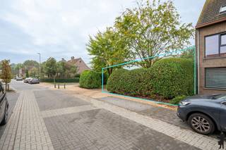 <p><strong>Bouwgrond voor gesloten bebouwing gelegen te Essen centrum </strong></p>
<p>Deze bouwgrond van <strong>671 m²</strong> maakt als lot 6deel uit van de verkaveling gelegen in de <strong>Kammenstraat</strong> in het centrum van <strong>Essen</strong>. Het perceel ligt in een rustige straat met en een vlotte verbinding naar het centrum en station. De straat zelf is recent volledig vernieuwd inclusief nutsvoorzieningen, riolering, wegdek, groenaanleg...</p>
<p>Lot 6 heeft een <strong>bouwbreedte van 7,35 meter</strong> en een <strong>bouwdiepte tot 18 meter op het gelijkvloers</strong>. Achteraan is er een <strong>tuinstrook met toegang tot de Witzenbergstraat</strong>, waar eventueel een garage of tuinberging kan worden voorzien.</p>
<p>De verkavelingsvoorschriften zijn <strong>zeer soepel</strong>, wat de koper veel vrijheid biedt voor het ontwerp van zijn woning.<br />Het perceel is bouwrijp.</p>
<p><strong>Belangrijkste kenmerken:</strong></p>
<strong>-Totale perceeloppervlakte:</strong> 671 m²<br /><strong>-Bouwbreedte:</strong> 7,35 m<br /><strong>-Bouwdiepte:</strong> gelijkvloers max. 18 m – 1e verdieping max. 13 m – dakverdieping max. 9 m onder hellend dak, kelder mogelijk<br /><strong>-Bouwzone-oppervlakte:</strong> ca. 132 m²<br /><strong>-Type:</strong> gesloten bebouwing<br /><strong>-Oriëntatie:</strong> zuidwest (ideaal voor tuin en terras)<br /><strong>-Verkaveling:</strong> OVA42 – goedgekeurd 2024<strong><br /></strong><strong><br />Stedenbouwkundige voorschriften:<br /></strong><strong>-Hoofdbestemming:</strong> ééngezinswoning<br /><strong>-Nevenbestemming:</strong> vrij beroep of kantoorfunctie mogelijk, beperkt tot 30% van het gelijkvloers<br /><strong>-Dakvorm:</strong> verplicht schuin dak (max. 45°)<br /><strong>-Kroonlijsthoogte:</strong> min. 2,5 m – max. 6 m<br /><strong>-Nokhoogte:</strong> max. 4,5 m boven de kroonlijst<br /><strong>-Dakuitbouwen:</strong> toegestaan mits binnen 1/3 van de gevelbreedte en max. 3 m boven kroonlijst<br /><strong>-Tuinzone:</strong> uitsluitend voor groenaanplantingen; beperkte bijgebouwen (tuinberging, autostalplaats, hobbyserre) toegestaan max. 7.5% van de perceelsoppervlakte.<br /><strong>-Verhardingen:</strong> max. 10% van de tuinzone, met waterdoorlatende materialen<br />Vraag de voorschriften op bij ons kantoor.