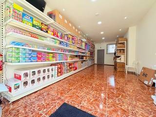 Goed onderhouden en recent gerenoveerd opbrengsteigendom met uitstekend rendement.Dit veelzijdige en instapklare opbrengsteigendom bestaat uit...