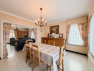 <p>RUIME OPEN BEBOUWING met RENOVATIEPOTENTIEEL op een VLOT BEREIKBARE LOCATIE in Deinze, gelegen op een MOOI PERCEEL van ca. 996 m² e. Deze te renoveren woning biedt een PRAKTISCHE INDELING met inkomhal, RUIME WOONKAMER, te vernieuwen keuken, veranda, gastentoilet en wasplaats. Op de verdieping bevinden zich 3 SLAAPKAMERS en een badkamer die eveneens aan renovatie toe is. Bovendien zijn er UITBREIDINSMOGELIJKHEDEN op de in te richten zolder. Buiten geniet u van een RUIME OPRIT, een APARTE GARAGE met EXTRA BERGRUIMTE en een AANGENAME TUIN met tal van mogelijkheden voor ontspanning of verdere aanleg. De GUNSTIGE LIGGING nabij winkels, scholen, openbaar vervoer en belangrijke INVALSWEGEN zorgt voor een sterke combinatie van BEREIKBAARHEID en WOONCOMFORT. Dankzij het RUIME PERCEEL, de CENTRALE LIGGING en het RENOVATIEPOTENTIEEL vormt deze open bebouwing in Deinze een INTERESSANTE OPPORTUNITEIT voor gezinnen of kopers die op zoek zijn naar een woning met KARAKTER en TOEKOMSTMOGELIJKHEDEN.</p>
<br />Adres: Lotenhullestraat 73 te Deinze<br /><br />G-score en P-score A, Renovatieplicht van toepassing