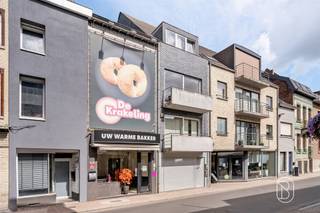 <p>Voormalige bakkerij met ruime woonst, garage, tuin en tal van mogelijkheden.</p><p>Bent u op zoek naar een pand waar wonen en werken perfect gecombineerd kunnen worden? Dan biedt deze voormalige bakkerij met ruime woonst een unieke kans. Gelegen langs de Lessensestraat, een belangrijke invalsweg naar het centrum van Geraardsbergen, geniet dit eigendom van een uitstekende zichtbaarheid en een vlotte bereikbaarheid.</p><p>Het handelsgedeelte bestaat uit een charmant winkelgedeelte met authentieke uitstraling, een ruime bakkerijruimte en diverse opslagmogelijkheden. De aanwezige bakkerijtoestellen kunnen, indien gewenst, mee overgenomen worden. Hierdoor is een heropstart van een bakkerij perfect mogelijk, maar het pand leent zich eveneens uitstekend voor tal van andere handelsactiviteiten, zoals een praktijkruimte, kantoor, speciaalzaak, traiteur, delicatessenzaak of andere zelfstandige activiteit (onder voorbehoud van de geldende stedenbouwkundige voorschriften).</p><p>In het private woongedeelte vindt u een ruime leefruimte met sfeervolle gashaard, een afzonderlijke keuken, drie slaapkamers die elk uitgerust zijn met een airco-installatie voor zowel koelen als verwarmen, een badkamer en een garage. De woning biedt een solide basis, al kunnen bepaalde ruimtes verder gemoderniseerd en afgewerkt worden naar eigen smaak.</p><p>Achteraan geniet u van een aangename pergola die overgaat in een ruime tuin. Op het dak liggen maar liefst 36 zonnepanelen, wat een belangrijke energetische troef vormt.</p><p>Dankzij de combinatie van een commerciële ligging, een ruime woonst, een volledig ingericht atelier en de vele herbestemmingsmogelijkheden vormt dit eigendom een uitzonderlijke opportuniteit voor ondernemers, vrije beroepen of gezinnen die op zoek zijn naar extra ruimte om wonen en werken te combineren.</p><p>Troeven<br />- Commerciële ligging met uitstekende zichtbaarheid<br />- Garage, ruime tuin met pergola<br />- 36 zonnepanelen<br />- Drie slaapkamers<br />- Mogelijkheid om wonen en werken te combineren</p><p>Contacteer Femke via femke@immobeguin.be voor meer informatie of een bezoek.</p>
