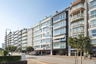 Cet appartement élégamment rénové et entièrement meublé est à vendre dans une petite résidence de l'avenue du Littoral , à proximité de la place Albert, de la plage et des boutiques exclusives. Situé au cinquième étage, l'appartement offre une vue imprenable sur les villas typiques du Zoute.<br /><br />Disposition : <br />Hall d'entrée avec toilettes invités, un salon spacieux et lumineux avec coin salon et salle à manger, ainsi qu'une cuisine haut de gamme Bulthaup, trois chambres à coucher dont une chambre principale avec salle de bains privative, complétée par une salle de douche séparée.<br /><br />Possibilité d'acquérir deux box de garages fermés dans le parking Minigolf à proximité.<br /><br />Contactez nous pour plus d’informations ou pour planifier une visite.