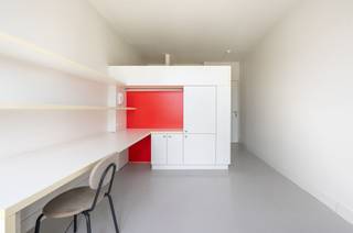 <p><span>Moderne studentenkamer te koop in het hartje van de studentenbuurt van Antwerpen!</span></p><p><span>Deze gezellige studentenkamer is gelegen op de hoogste verdieping van een recent gebouw (bouwjaar 2012) in het hartje van de studentenbuurt van Antwerpen. Op wandelafstand vindt u de stadscampus van de Universiteit Antwerpen, verschillende winkels en haltes van het openbaar vervoer. </span></p><p><span> </span></p><p><span>De kamer is gelegen op de derde verdieping en beschikt over een eigen badkamer met lavabo, douche en toilet. Verder komt de kamer met een eenpersoonsbed (hoogslaper), bureau, ijskast en veel ingemaakte kasten. Ten slotte is er een gemeenschappelijke keuken op elke verdieping en op het gelijkvloers een grote gemeenschappelijke fietsenstalling. </span></p><p><span> </span></p><p><span>De kamer is momenteel verhuurd aan €575/maand (inclusief kosten). </span></p><p><span> </span></p>