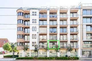 Gezellig instapklaar 2 slaapkamer appartement + slaaphoek op 50m van zee en 150m van zeilclub Sycod.<br /><br />Vlak bij winkels en brasserie Goed gevoel, gezellig terras, mooi lichtinval, geïnstalleerde keuken en badkamer. <br /><br />Ideaal als investering met 6 à 8 slaapplaatsen. Mogelijkheid tot aankopen van een ruime parkeerplaats (40.000 euro) in het gebouw.