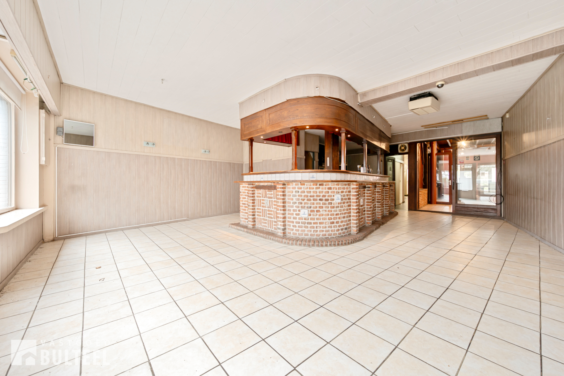 Handelspand met woonst en polyvanlente zaal op toplocatie! - foto 2