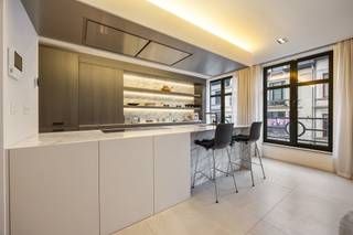 Wonen in het centrum van Lier, met de ruimte en privacy van een villa. Dit uitzonderlijke triplex-appartement van ca. 450 m² strekt zich uit over drie volledige verdiepingen en combineert luxueuze afwerking met ruime terrassen en een volledig zelfstandig gastenverblijf. Optioneel kunnen één of meerdere overdekte parkeerplaatsen worden bijgekocht.<br /><br /><strong>Ligging:</strong><br />Het appartement ligt in het gezellige centrum van Lier. Winkels, horeca en cultuur liggen op wandelafstand, en trein, bus en tram zijn vlakbij. Ook natuur- en sportvoorzieningen en de belangrijkste uitvalswegen zijn vlot bereikbaar.<br /><br /><strong>Indeling:</strong><br />Het triplex beslaat de 2e, 3e en 4e verdieping en is bereikbaar met lift en trap.<br /><br /><em>2e verdieping – leefverdieping (ca. 167 m²)</em><br />Een ruime en lichtrijke leefruimte met een luxueuze, volledig ingerichte keuken en eethoek, een aparte dining room en een gezellige bureau- of leeshoek. Zowel de dining room als de bureauruimte geven toegang tot een ruim terras.<br /><br /><em>3e verdieping – nachtverdieping (ca. 164 m²)</em><br />Een riante masterbedroom met grote dressing en een stijlvolle badkamer met ligbad, inloopdouche en badkamermeubel. Daarnaast nog twee slaapkamers met bijhorend sanitair.<br /><br /><em>4e verdieping – zelfstandig gastenverblijf (ca. 75 m²)</em><br />Deze verdieping is ingericht als een volwaardig appartement en kan volledig worden afgesloten van de rest van de woning. Ze omvat een ingerichte keuken met wasplaats, een ruime woonkamer in L-vorm, een luxueuze badkamer en een extra berging. De woonkamer geeft toegang tot een uitzonderlijk terras van ca. 70 m².<br /><br /><strong>Troeven:</strong><br /><br /><strong>-Ca. 450 m² woonoppervlakte verdeeld over drie verdiepingen</strong><br /><strong>-Luxueuze afwerking</strong><br /><strong>-Twee ruime terrassen, waarvan één van ca. 70 m²</strong><br /><strong>-Volledig afsluitbaar gastenverblijf of kantoorruimte</strong><br /><strong>-Toegankelijk met lift</strong><br /><strong>-Mogelijkheid tot aankoop van overdekte parkeerplaatsen</strong><strong><br /></strong><br /><strong>Ook te koop in hetzelfde gebouw</strong><br />Op de 1e verdieping is een appartement van ca. 160 m² beschikbaar, met een ruim terras en 3 grote slaapkamers. Dit pand wordt niet online aangeboden. Contacteer philippe@vansweevelt.be voor meer info.<br /><br /><strong>Bijzondere informatieplicht:</strong><span> in aanvraag.</span>