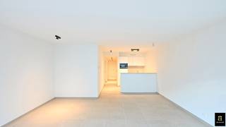 Ongemeubeld nieuwbouwappartement op een steenworp van het Rubensplein.Inkom met toilet, zonnige woonkamer uitgevend op een ruim terras, open keuken,...
