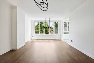 <p><span>Dit 2-slaapkamerappartement bevindt zich op de tweede verdieping van een kleinschalig gebouw in de residentiële buurt Oosterveld te Wilrijk, vlak bij de Prins Boudewijnlaan en het Sint-Augustinusziekenhuis. Scholen, winkels en openbaar vervoer bevinden zich op wandelafstand. Daarnaast geniet u van een vlotte verbinding richting Antwerpen en Brussel.</span></p>
<p><span>We betreden het appartement via de inkomhal, die toegang geeft tot een apart toilet, twee slaapkamers aan de achterzijde, een moderne badkamer en de leefruimte. Eén van de slaapkamers is voorzien van een zeer ruime ingemaakte dressing, die eventueel ook als derde kamer kan worden ingericht.</span></p>
<p><span>De lichtrijke leefruimte sluit mooi aan op de open keuken, die voorzien is van alle hedendaags comfort.</span></p>
<p><span>Een kelderberging is inbegrepen in de vraagprijs.</span></p>
<p><strong><span>EPC-label: B</span></strong></p>
<p><span>Aarzel niet om ons te contacteren voor een afspraak!</span></p>