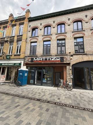 Dit commercieel gelijkvloers (ca. 101 m²) is uitstekend gelegen in de Kattestraat, vlakbij tal van bekende en drukbezochte handelszaken zoals Fnac, HEMA, Flying Tiger, Friends en nog vele andere winkels en horecazaken. Het pand werd door de eigenaars volledig vernieuwd en wordt momenteel nog verder afgewerkt met het oog op optimaal modern comfort en een kwalitatieve uitstraling. Zo wordt het pand nog voorzien van onder meer nieuwe vloeren, plafondtegels, airconditioning, een warmtepomp en andere hedendaagse technieken. Dankzij de centrale ligging en de moderne afwerking biedt dit handelspand een uitstekende opportuniteit voor diverse commerciële activiteiten. De maandelijkse huurprijs bedraagt € 2.200, waarbij de onroerende voorheffing ten laste van de huurder is. Een bijzonder interessante locatie voor ondernemers die op zoek zijn naar een modern en kwalitatief handelspand op een centrale en commercieel aantrekkelijke ligging. Bergruimte en terras aanwezig. Beschikbaar: korte termijn. EPC LABEL A. 