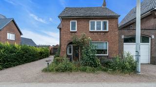 <h3><span>Karaktervolle renovatiewoning met verrassend veel ruimte op een topligging in Dilsen</span></h3>
<p><span>Sommige woningen hebben meteen dat gevoel van thuiskomen. Deze karaktervolle woning in Dilsen is zo'n plek waar charme, ruimte en potentieel samenkomen. Gelegen aan de Rijksweg geniet u hier van een uiterst centrale ligging, met winkels, scholen en andere voorzieningen vlakbij. Tegelijkertijd kijkt de achterzijde van de woning uit op een rustige woonwijk, waardoor u achteraan kunt genieten van een aangename dosis rust en privacy.</span></p>
<p><span>Via de inkomhal, die toegang biedt tot de praktische bergkelder en de verdieping, betreedt u de verrassend ruime leefruimte. Grote raampartijen zorgen vandaag al voor een mooie natuurlijke lichtinval en creëren een aangenaam woongevoel. Aansluitend bevindt zich de veranda, een fijne extra ruimte die een mooie verbinding vormt met de tuin.</span></p>
<p><span>De keuken ligt momenteel apart naast de leefruimte, maar biedt alle mogelijkheden om een open en eigentijdse leefkeuken te creëren. Ook de ruime badkamer en het aparte toilet bevinden zich op het gelijkvloers, waardoor deze verdieping tal van mogelijkheden biedt om volledig naar eigen smaak in te richten.</span></p>
<p><span>Op de eerste verdieping vindt u drie volwaardige slaapkamers die wachten op een frisse, nieuwe invulling. Via een vaste trap bereikt u bovendien de ruime zolderverdieping. Dankzij het aanwezige raam geniet deze ruimte van natuurlijk daglicht en kan ze perfect worden omgevormd tot een extra slaapkamer, bureau, hobbyruimte of een prachtige master suite.</span></p>
<p><span>Doorheen de woning zijn nog verschillende authentieke elementen aanwezig die perfect kunnen worden geïntegreerd in een stijlvolle renovatie. Zo behoudt de woning haar karakter, terwijl u ze volledig kunt aanpassen aan de hedendaagse woonwensen.</span></p>
<p><span>Ook buiten heeft deze woning heel wat te bieden. De oprit leidt naar een vrijstaande garage en de achtertuin vormt een mooie basis om een groene, gezellige buitenruimte te creëren. Hier geniet u van de rust van het groen, terwijl u toch midden in het centrum woont.</span></p>
<p><span>Deze woning is de ideale opportuniteit voor wie op zoek is naar een renovatieproject met karakter, veel ruimte en een uitstekende ligging. Een woning met een verhaal, klaar om aan een nieuw hoofdstuk te beginnen.</span></p>
<p><strong><span>Enkele troeven op een rij:</span></strong></p>
<ul>
<li><span>Centrale ligging nabij winkels, scholen en openbaar vervoer.</span></li>
<li><span>Achteraan een rustige ligging met uitzicht op een woonwijk.</span></li>
<li><span>Ruime leefruimte met veel natuurlijke lichtinval.</span></li>
<li><span>Veranda aansluitend op de leefruimte.</span></li>
<li><span>Mogelijkheid tot het creëren van een open leefkeuken.</span></li>
<li><span>Drie ruime slaapkamers.</span></li>
<li><span>Vaste trap naar een grote zolder met uitbreidingsmogelijkheden.</span></li>
<li><span>Authentieke elementen die de woning extra karakter geven.</span></li>
<li><span>Praktische bergkelder.</span></li>
<li><span>Vrijstaande garage met oprit.</span></li>
<li><span>Tuin met veel potentieel.</span></li>
</ul>
<p><strong><span>Technische kenmerken:</span></strong></p>
<ul>
<li><span>Dak vernieuwd eind jaren '80 - begin jaren '90.</span></li>
<li><span>Verwarming op propaangas.</span></li>
</ul>