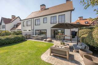 Halfopen, luxueus afgewerkte woning gelegen in Valkenerf in de nabijheid van Duinenwater en de nieuwe golf. Indeling: mooie inkomhal met gastentoilet en vestiaire. Zonnige leefruimte met gashaard. Volledig uitgeruste open keuken (werkblad in natuursteen) en eetkamer uitgevend op de mooi aangelegde tuin et ruim terras. Op de eerste verdieping: master bedroom met aansluitend dressing en ensuite badkamer in natuursteen (dubbele lavabo, douche en toilet). 2de volwaardige slaapkamer met ensuite dressing, bureau en douchekamer. Derde slaapkamer of bureau / tv-hoek. Toilet op de nachthal. Op de tweede verdieping: vierde ruime slaapkamer met aansluitend douchekamer met douche, toilet en lavabo. Wasberging en bureau. Praktische berging en technische ruimte. Garage en parkeerplaats voor de woning. De woning heeft een hoge graad van afwerking (alarm, vloerverwarming, domotica, ingemaakte kasten, travertin, automatische besproeiing, verlichting Deltalight, oplaadpunt voor elektrische wagen,...).