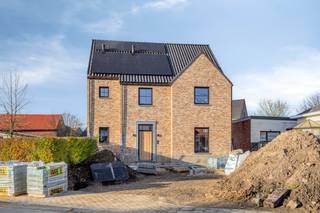 Aan de IJzerenkruisstraat 15 in Zepperen vinden we deze volledig instapklare nieuwbouwvilla terug. Deze woning combineert ruimte, luxe...