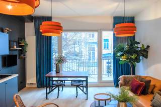 <span>Dit hip ingekleed appartement met twee slaapkamers werd in 2019 grondig gerenoveerd en bevindt zich op de tweede verdieping. De ruime living heeft grote ramen langswaar de zon rijkelijk kan binnenschijnen. De open keuken is goed uitgerust en de badkamer is knap afgewerkt. Uitblazen kun je doen op het gezellig, houten terrasje. In de buurt liggen leuke cafeetjes en eetgelegenheden en op de nabijgelegen Meir kun je lekker gaan shoppen. Het Koningin Astridplein ligt op 2 minuten wandelen, vanwaar je met de trein, metro, bus of Velo-fiets naar je bestemming kunt gaan. </span><br /><br /><span><strong>Indeling</strong></span><br /><br /><br /><span><span>Leefruimte met open keuken (31 m²): uitgerust met elektrische kookplaat, dampkap, oven, afwasmachine en koelkast op laminaatvloer.<br />Terras (6 m²).<br />Bergruimte: Wasmachine en cv-ketel.<br />Hal (4,5 m²).<br />Badkamer (8 m²): met douche, wastafelmeubel, toilet, handdoekradiator op tegelvloer.</span><br /><br />Slaapkamer 1 (12 m²): op laminaatvloer.</span><br /><span>Slaapkamer 2 (6 m²): <span>op laminaatvloer.</span></span><br /><br /><br /><span><span><span><strong>Extra</strong></span></span><br /><br /><span>Geen gemeenschappelijke kosten!<br />Individuele meters voor water, elektriciteit en gas (dus excl. huurprijs).<br />Overal dubbelglas.<br />EPC: 84 kWh/m².<br />Geen lift.<br />Wordt gemeubeld verhuurd.<br />3 maanden huurwaarborg + kost voor plaatsbeschrijving (ongeveer 200 euro).</span></span><br />