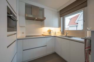 <u><strong>Res Park 58</strong></u><br /><br />Dit charmante appartement in Duinbergen biedt een bijzonder lichtrijke leefruimte waar de vernieuwde keuken en badkamer meteen het gevoel van comfort versterken. Het ruime terras vormt de absolute eyecatcher: een heerlijke plek om te genieten van de rust en het groene uitzicht op Park 58.<br /><br />Het appartement beschikt over twee slaapkamers. De hoofd­slaapkamer is volledig volwaardig, terwijl de tweede kamer momenteel is ingericht met een lollipop‑stapelbed. Wie liever een tweepersoonsbed plaatst, kan dat eenvoudig realiseren door de inbouwkast te verwijderen. Zo blijft de flexibiliteit behouden voor verschillende woonwensen.<br /><br />Een privatieve kelder hoort standaard bij het appartement, en wie extra gemak zoekt, kan optioneel een gesloten garagebox bij aankopen.<br /><br /><strong>Interesse in dit appartement in Duinbergen? </strong>Plan gerust een bezoekmoment of vraag meer info via contact opnemen.<br /><em>Ref: A754</em>