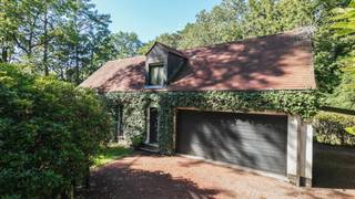 <p>Op een bijzonder gegeerde locatie, pal aan de toegang tot het Zoerselbos, bevindt zich deze charmante villa met vier slaapkamers, twee badkamers en een uitzonderlijk potentieel. Een unieke woonomgeving waar rust, groen en privacy centraal staan, terwijl een vlotte bereikbaarheid behouden blijft. De woning is gelegen in een residentiële en uitgesproken groene omgeving, omgeven door prachtige natuur en met tal van wandel- en fietsroutes letterlijk voor de deur. Een ideale locatie voor wie dagelijks wil genieten van het buitenleven zonder in te boeten aan bereikbaarheid. De villa vraagt om renovatie, maar vormt dankzij haar ruime volumes, praktische indeling en uitstekende ligging een bijzonder interessante basis om uit te groeien tot een prachtige hedendaagse gezinswoning. Met een slaapkamer en badkamer op het gelijkvloers behoort bovendien gelijkvloers wonen tot de mogelijkheden.</p>
<p><strong>GELIJKVLOERS<br /></strong><strong>Inkomhal 14m²</strong> op tegel met gastentoilet en handenwasser. <strong>Woonkamer 48m²</strong> op parket met palletkachel, houtopslag en ingemaakte kasten.<br />Aansluitend bevindt zich <strong>de veranda van 22m²</strong> op natuursteen. <br /><strong>Keuken 12m²</strong> uitgerust met inductiekookplaat, ingebouwde koelkast met diepvriezer, stoomoven, combioven, dampkap, composieten werkblad en dubbele spoelbak.<br /><strong>Hoofdslaapkamer 24m²</strong> op laminaat met aansluitend de <strong>hoofdbadkamer 9m²</strong> met ligbad, douche, dubbel lavabomeubel, spiegelkasten en ingemaakte kasten.</p>
<p><strong>Garage 33m</strong>² op beton met automatische toegangspoort en uitgietbak.</p>
<p>De woning beschikt over een fraai aangelegde tuin met te renoveren zwembad. Het overdekte terras van 9m² is voorzien van een sauna en technische ruimte voor het zwembad.</p>
<p><strong>1STE VERDIEPING<br /></strong>De o<strong>verloop 12m²</strong> geeft toegang tot <strong>3 slaapkamers </strong>van elks<strong> ca. 17m², </strong>een <strong>2de badkamer </strong>van<strong> 6m²</strong> met dubbele lavabo, spiegelkasten, zitbad en toilet, alsook tot<strong> </strong>een <strong>opbergzolder.</strong></p>
<p><strong>BIJZONDERHEDEN<br /></strong>Volledig omheinde tuin, dubbele beglazing en houten schrijnwerk.</p>
<p><strong>POSITIEVE PUNTEN<br /></strong>100% Privacy<br />Zéér goede bereikbaarheid<br />Groene, bosrijke omgeving<br />Gelijkvloers wonen mogelijk<br />Gelegen aan de ingang van Zoerselbos</p>