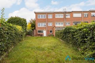 <p><span>Degelijke woning met drie slaapkamers en tuin/zij-tuin</span></p><p><span>Deze bel-étage is perfect gelegen in een rustige, kindvriendelijke buurt en biedt toch nabijheid tot de E19, openbaar vervoer (bus/trein), supermarkten, winkels en scholen.</span></p><p><span> </span></p><p><span>Het is een degelijke woning met een goede ligging. De woning heeft een gezellige tuin en veel opbergmogelijkheden. Voor de woning is er een privé oprit waar je twee wagens kan parkeren met een derde wagen op straat. </span></p><p><span> </span></p><p><span>Indeling</span></p><p><span>Je betreed de woning via de ruime inkomhal. Op de begane grond vind je een royale garage (28m²) uitgerust met een poort en een ruime berging/slaapkamer/bureau/wasruimte. </span></p><p><span> </span></p><p><span>De tuin met terras is toegankelijk vanuit de woning én via de zijtuin rechtstreeks vanop straat.</span></p><p><span> </span></p><p><span>Op de eerste verdieping bevindt zich een ruime woonkamer met een recent gerenoveerde keuken. De keuken is uitgerust met nieuw apparatuur. Dankzij de ramen aan de voor- en achterkant van de woning geniet deze leefruimte van veel natuurlijk licht.</span></p><p><span> </span></p><p><span>De bovenste verdieping biedt plaats aan 3 slaapkamers en een badkamer, waarvan twee ruime slaapkamers en een kinderkamer. De badkamer is voorzien van een douche en lavabo.</span></p><p><span> </span></p><p><span>Extra troeven:</span></p><ul><li><span>Steeds parking voor de deur met de mogelijkheid voor een laadpaal</span></li><li><span>Energetische half open bebouwing, overal HR beglazing, recent gerenoveerd dak en een recente condenserende gasketel</span></li><li><span>Aangename buurt die goed bereikbaar is met vele winkels in de onmiddellijk omgeving</span></li><li><span>De woning is in uitstekende staat</span></li></ul><p><span> </span></p><p><span>Interesse?</span></p><p><span>Op zoek naar een woning met drie slaapkamers in een aangename buurt? Neem dan snel contact op met Immo Vivo op het nummer 03/459.89.59. </span></p><p><span>Denkt u eraan een woning te verkopen? Laat het ons weten en wij komen vrijblijvend bij u langs om de waarde van uw woning te bespreken.</span></p><p><span> </span></p>